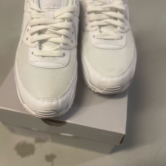 White NIKE AIR MAX - Picture 3 of 5